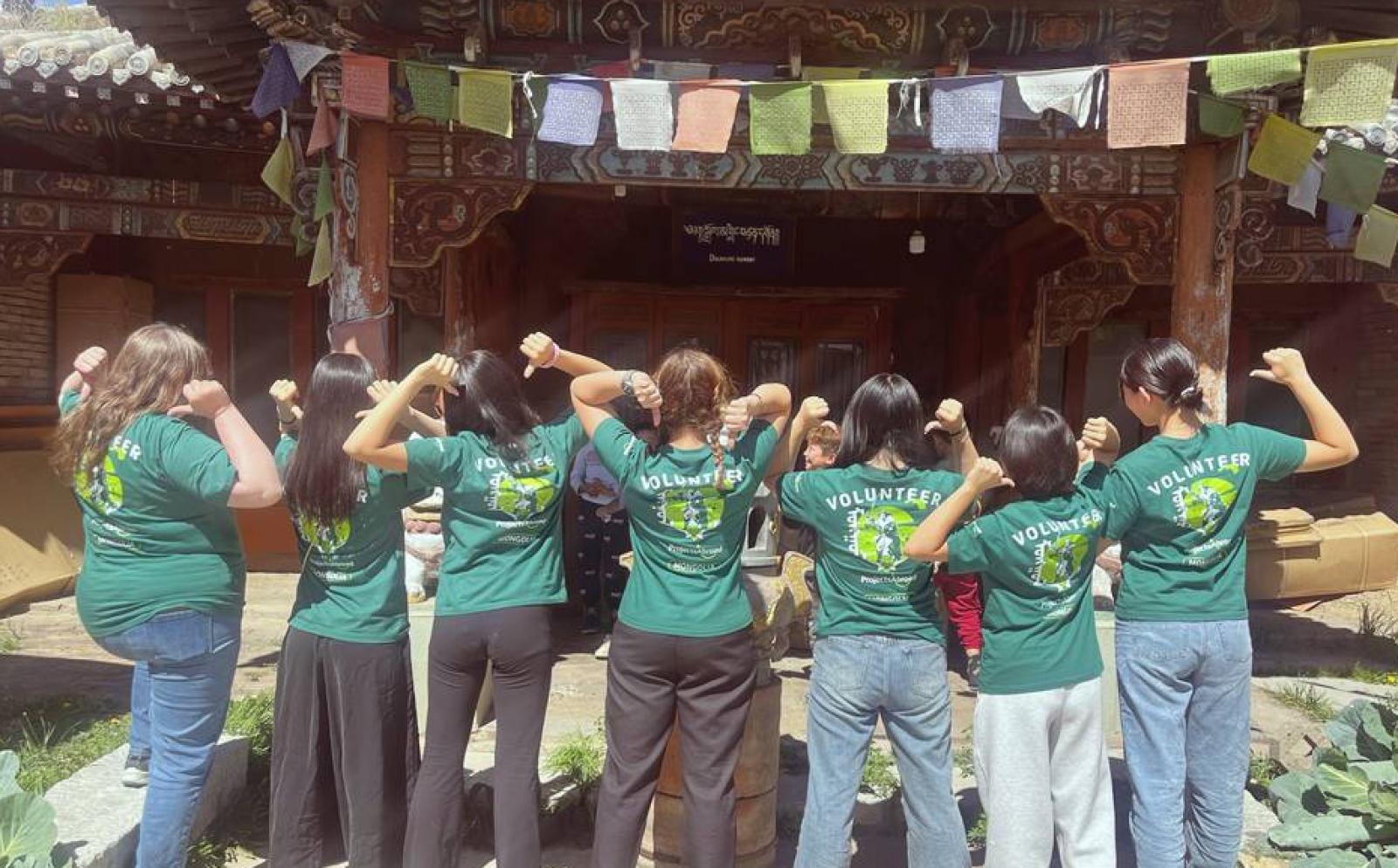 モンゴルで医療プログラムに参加中の高校生ボランティア・古賀結名さんと仲間たち